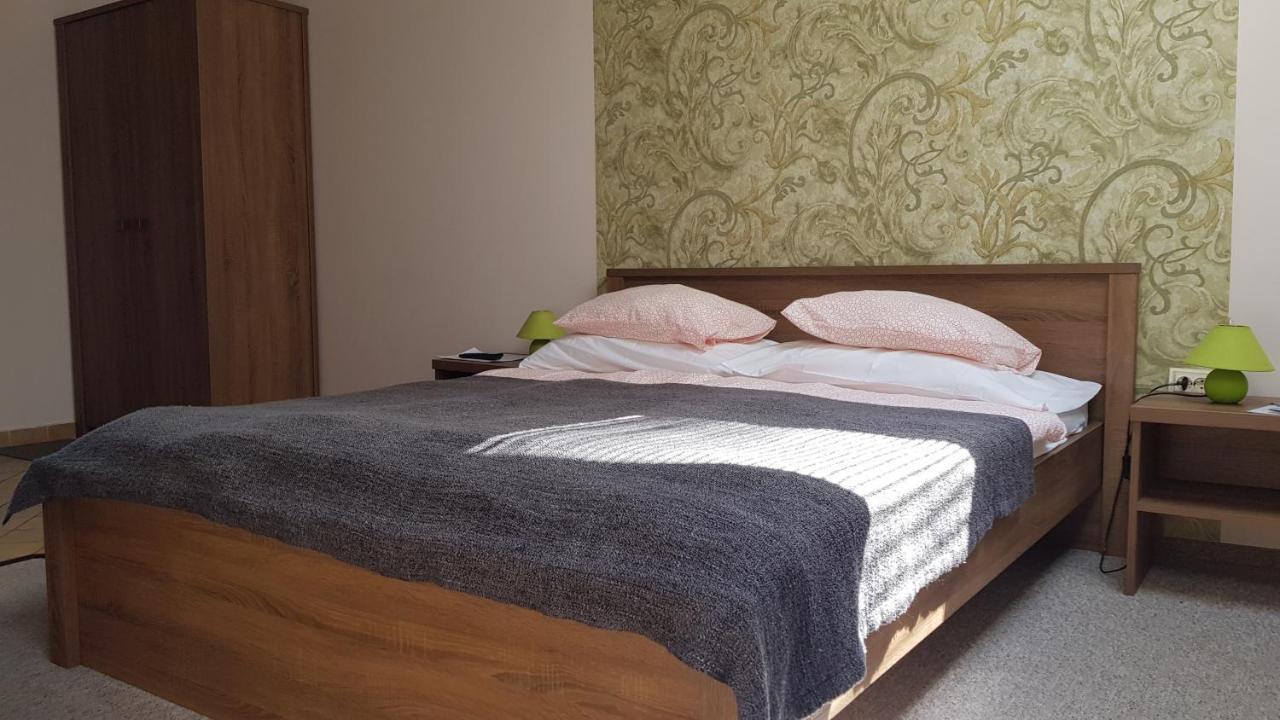 Vegvar Delux Apartman Gyula Ngoại thất bức ảnh